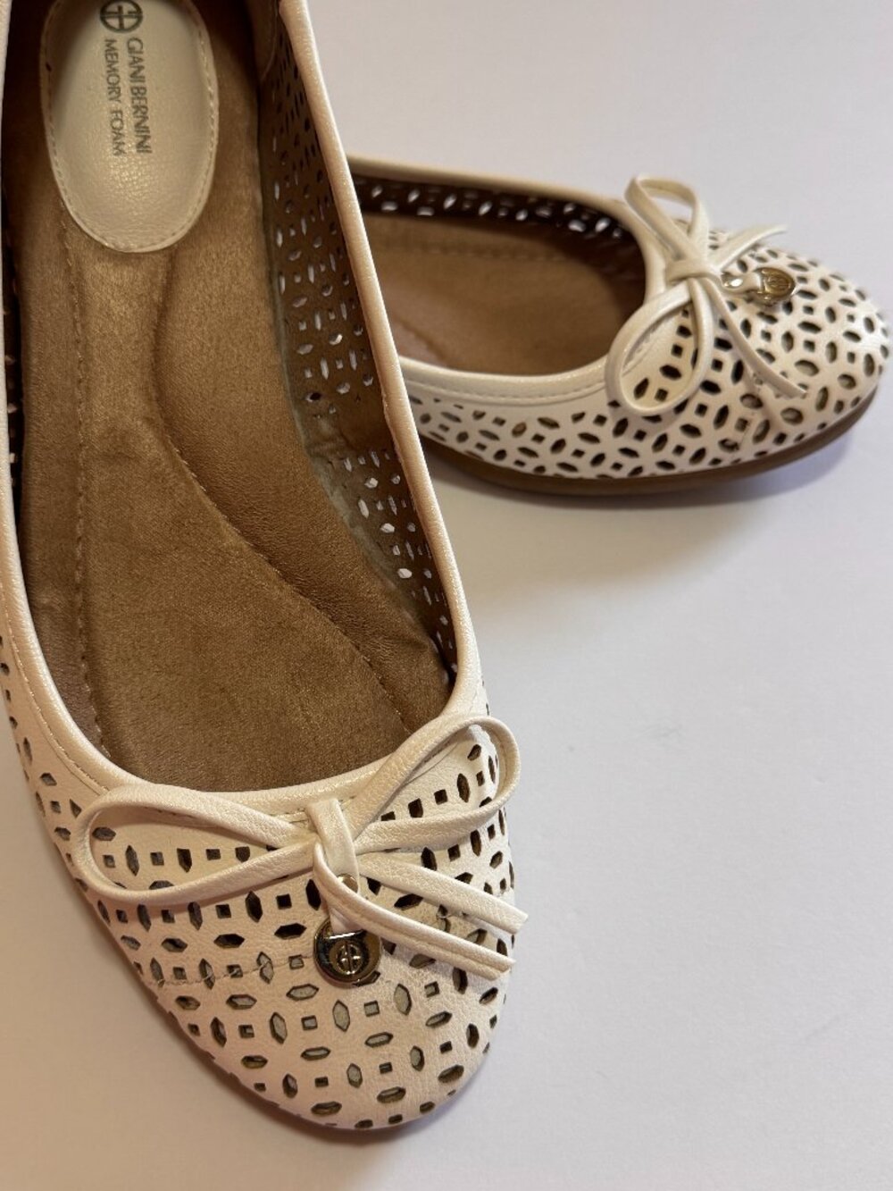 Giani Bernini Odeysap White Perforated Ballet Flats Memory Foam Womens 9.5M